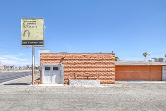 2211 Paradise Rd, Las Vegas, NV for lease Building Photo- Image 1 of 31