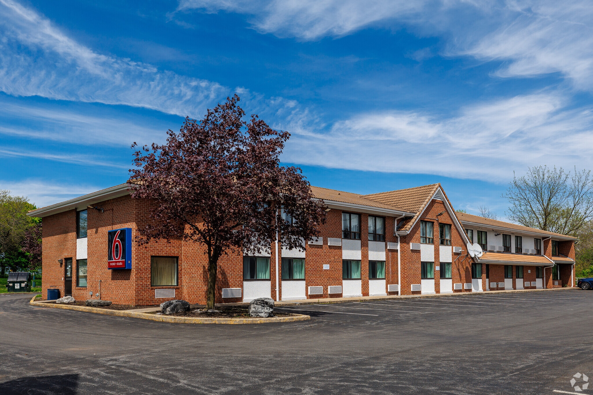 Motel 6 / Studio 6 Suites portfolio of 2 properties for sale on LoopNet.com Primary Photo- Image 1 of 22
