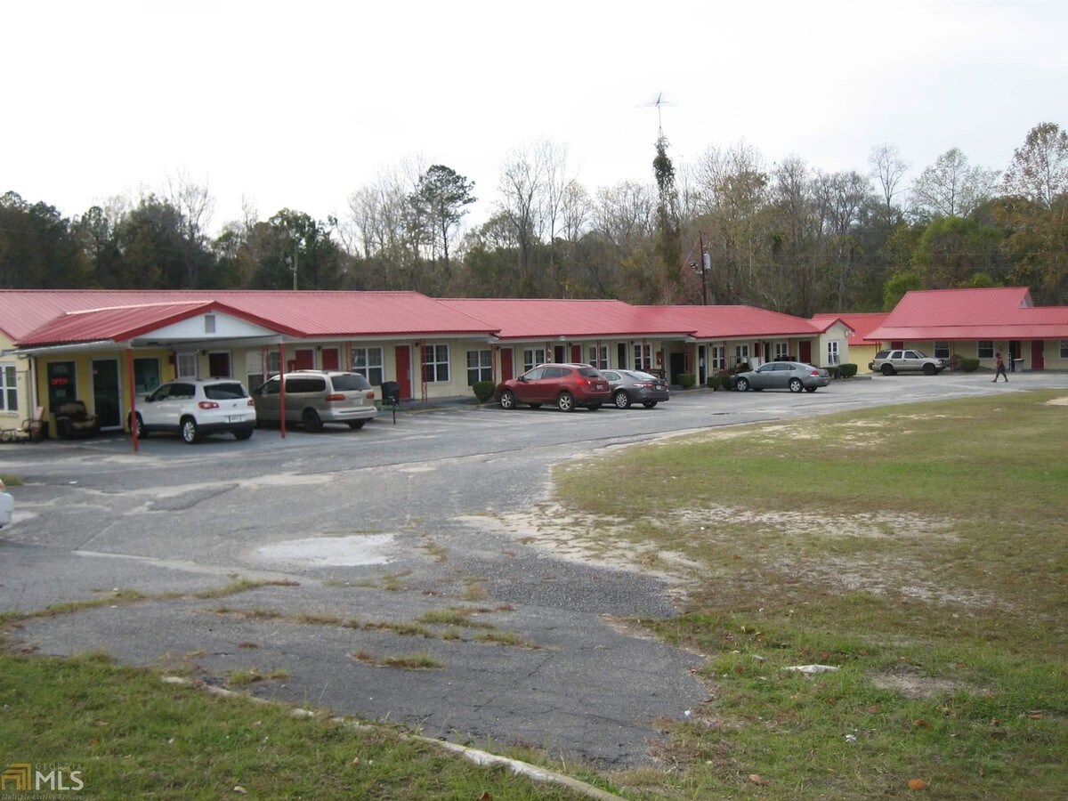 324 N Duval St, Claxton, GA 30417