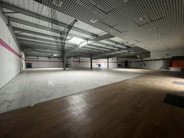 Retail in Maurepas for lease - Building Photo - Image 2 of 11