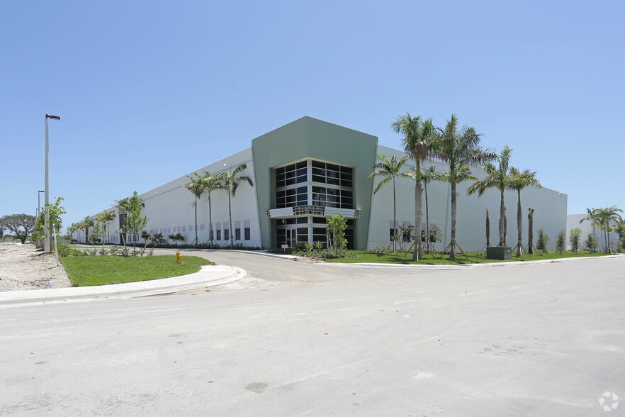 400 Hillsboro Technology Dr, Deerfield Beach, FL for lease - Building Photo - Image 2 of 10