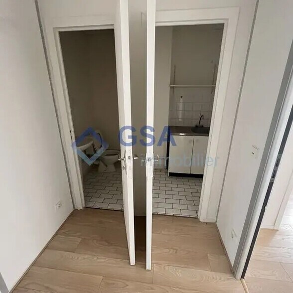 Office in Lisses for lease - Interior Photo - Image 3 of 7