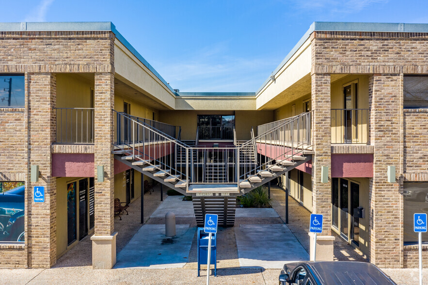 8527 Village Dr, San Antonio, TX for lease - Building Photo - Image 3 of 4