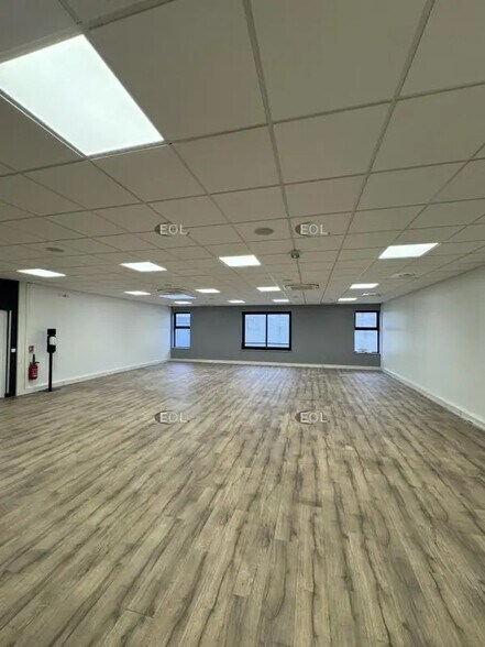 Flex in Champigny-sur-Marne for lease - Interior Photo - Image 2 of 13