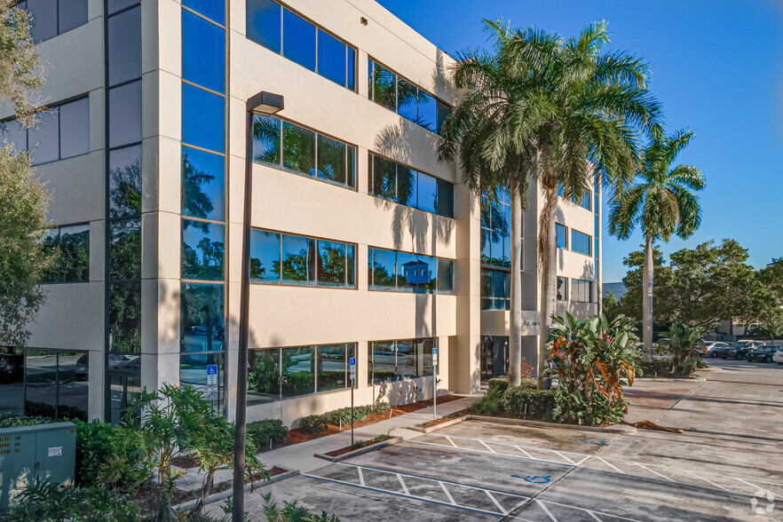 140 Intracoastal Pointe Dr, Jupiter, FL for lease - Building Photo - Image 2 of 8