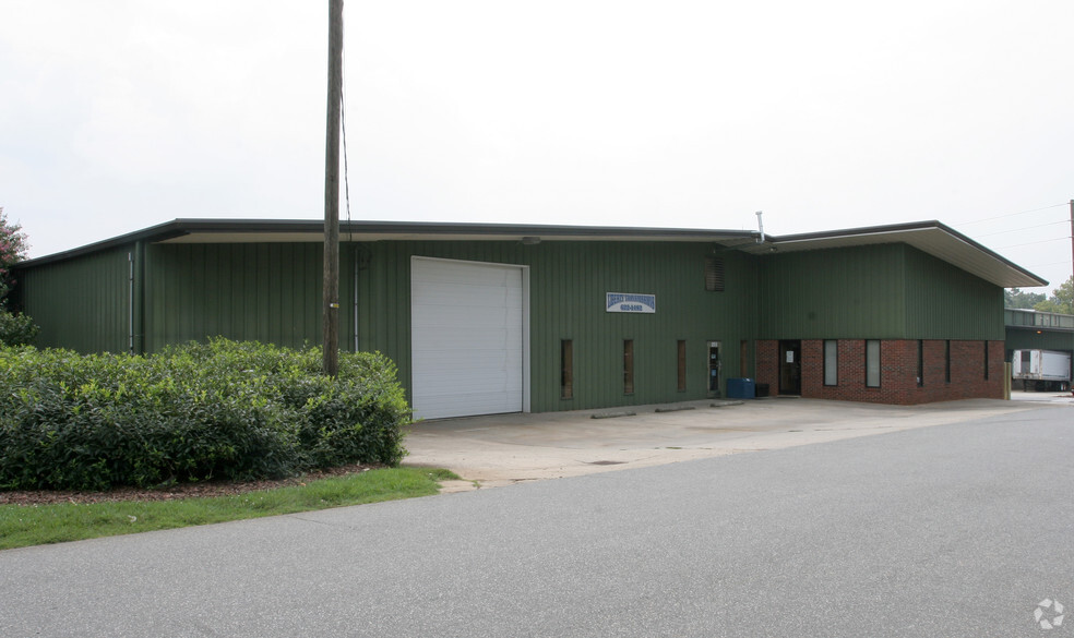 247-255 W Bowman Ave, Liberty, NC for lease - Primary Photo - Image 1 of 7