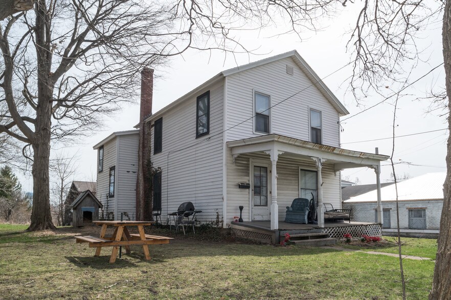88 Lake St, Le Roy, NY 14482