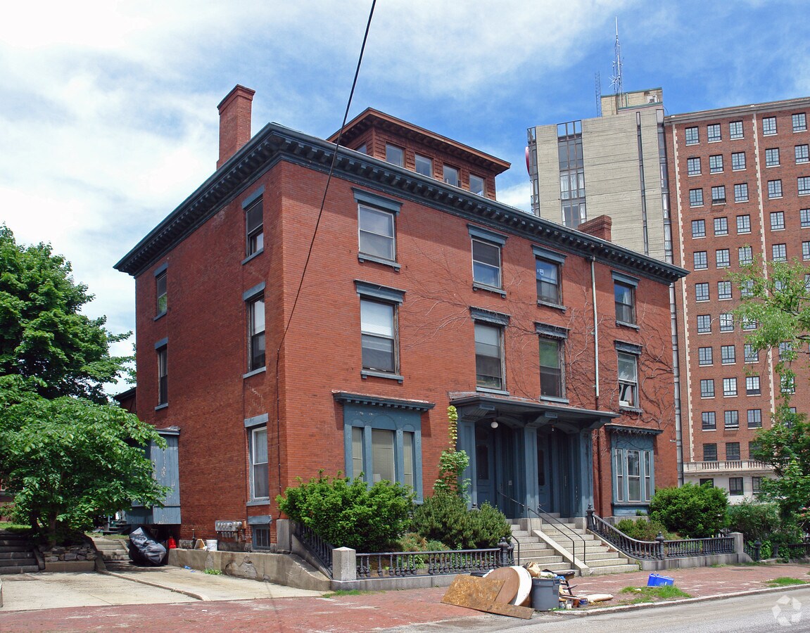 13 Deering St, Portland, ME 04101