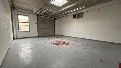 16-28 Rue Panicale, La Verrière for lease Interior Photo- Image 1 of 6