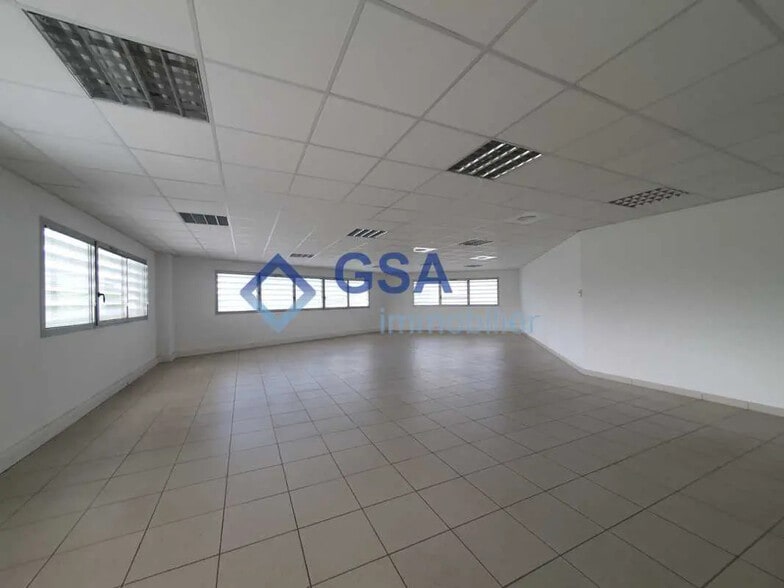 Office in Grigny for lease - Interior Photo - Image 2 of 8