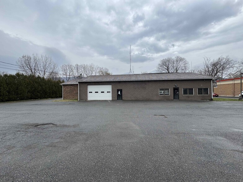 185 Columbia St, Adams, MA for lease - Building Photo - Image 2 of 10