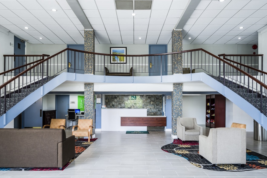 Quality Inn & Suites | Redev Opportunity portfolio of 2 properties for sale on LoopNet.com - Lobby - Image 3 of 12