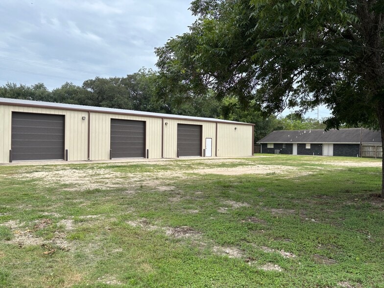 1707 Bernie Ave, Rosenberg, TX for lease - Building Photo - Image 1 of 9