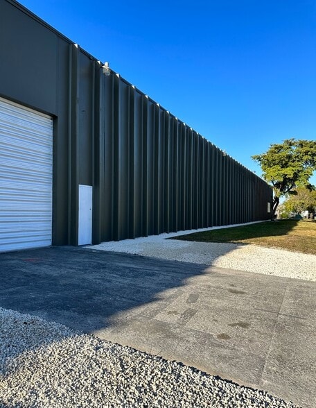 16489-16497 NW 49th Ave, Hialeah, FL for lease - Building Photo - Image 2 of 7