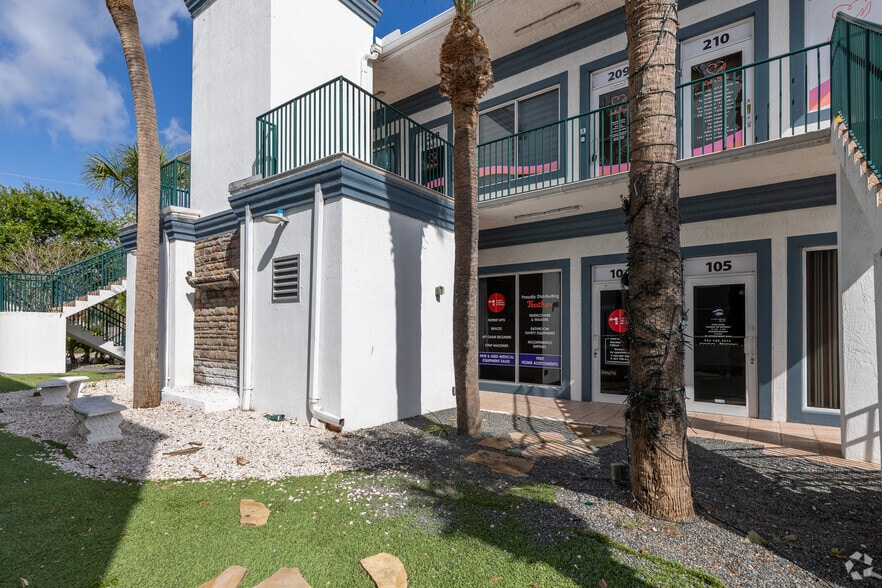 811 SE 8th Ave, Deerfield Beach, FL for lease - Building Photo - Image 2 of 24