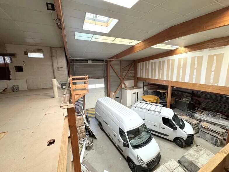 Flex in Chanteloup-les-Vignes for lease - Interior Photo - Image 1 of 13