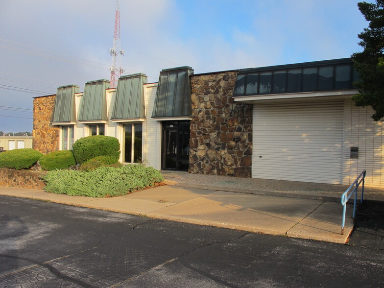 3003 E Chestnut Expy, Springfield, MO for sale - Building Photo - Image 2 of 13