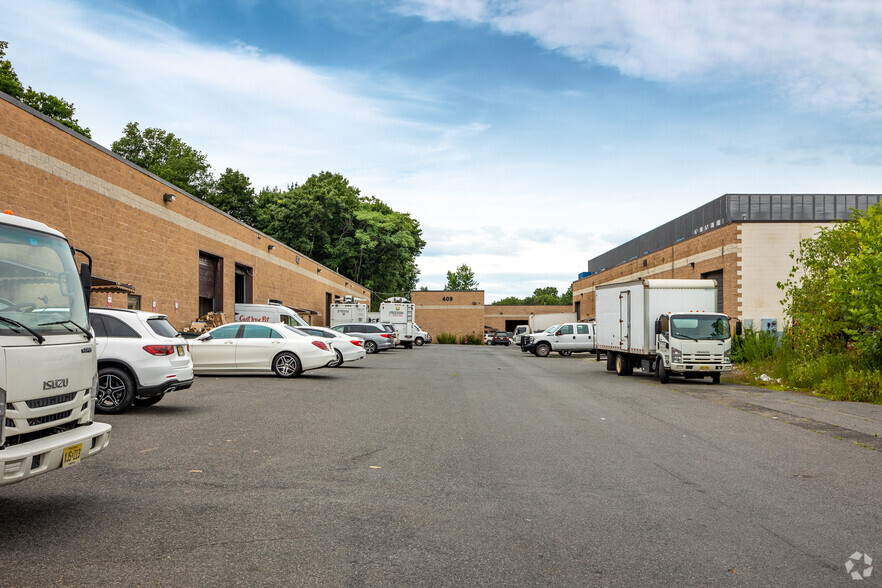 407-411 River Rd, Clifton, NJ for lease - Building Photo - Image 2 of 5