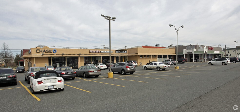 1000-1030 Railroad Ave, Woodmere, NY for lease - Building Photo - Image 3 of 14