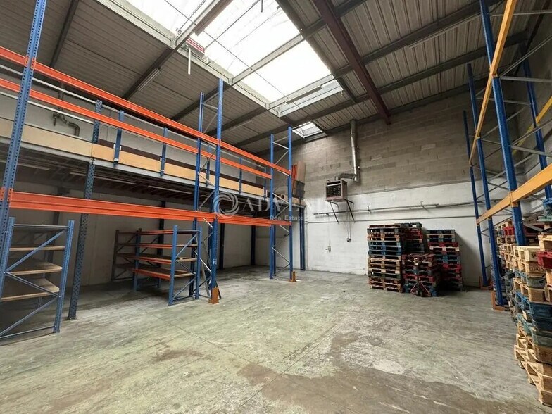 Flex in Le Thillay for lease - Interior Photo - Image 1 of 6