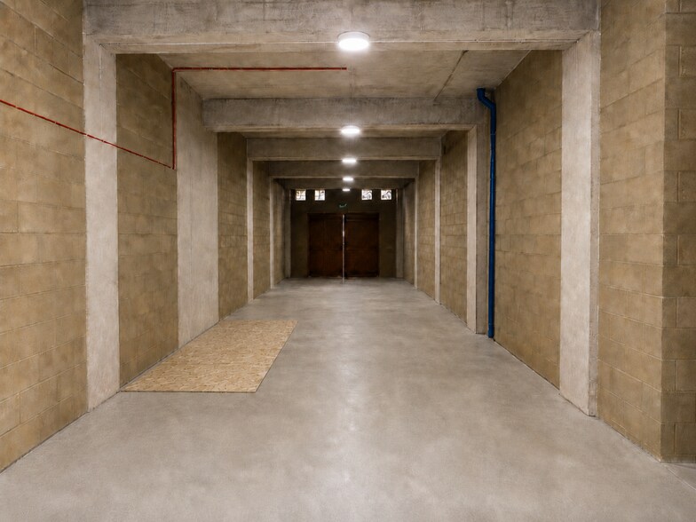 239-249 Commercial Rd, London for lease - Building Photo - Image 2 of 8