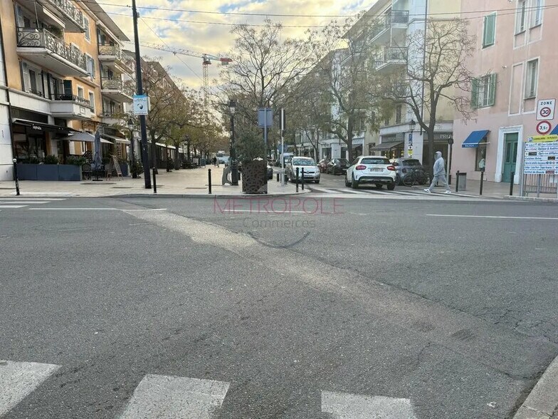 Retail in Cagnes-sur-Mer for lease - Building Photo - Image 1 of 3