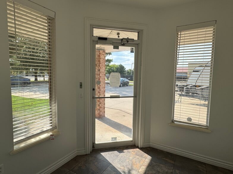 817 Irish Ln, Edmond, OK for lease - Building Photo - Image 2 of 16