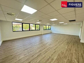 511 Route De La Seds, Vitrolles for lease Interior Photo- Image 2 of 4