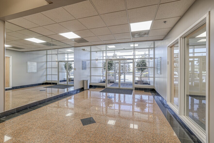 10502 NW Ambassador Dr, Kansas City, MO for lease - Interior Photo - Image 1 of 50