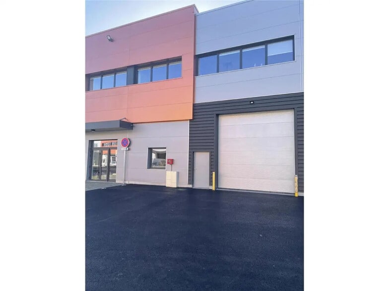 Flex in Romainville for lease - Building Photo - Image 2 of 19