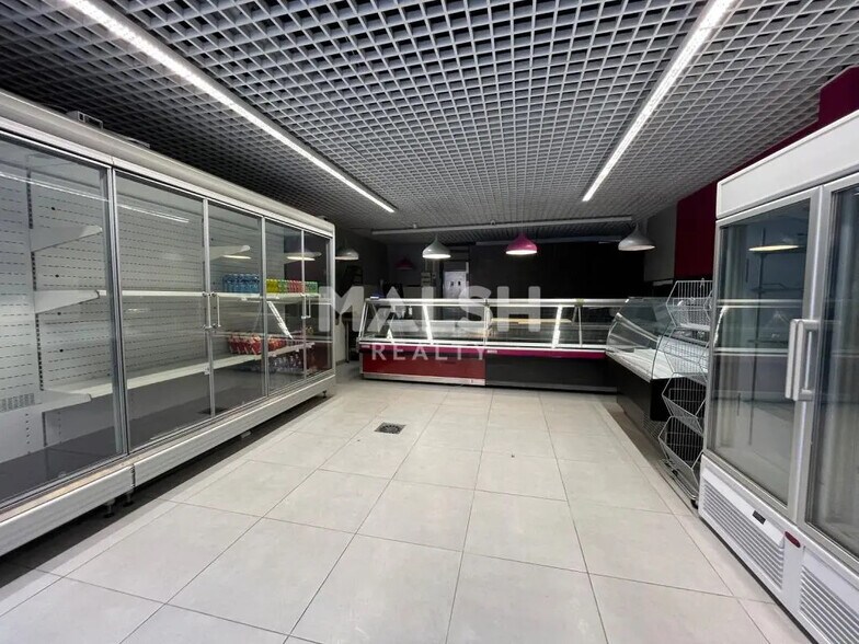 Retail in Villeurbanne for lease - Interior Photo - Image 1 of 7