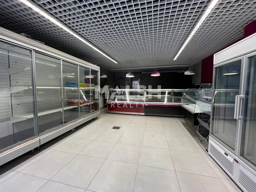 Retail in Villeurbanne for lease Interior Photo- Image 1 of 8