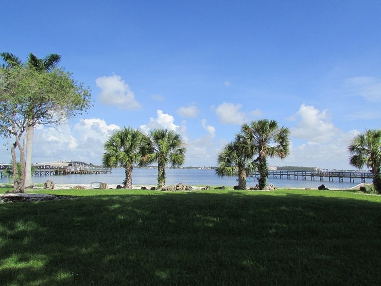 12498 Riverside Dr, Fort Myers, FL for sale - Building Photo - Image 2 of 8