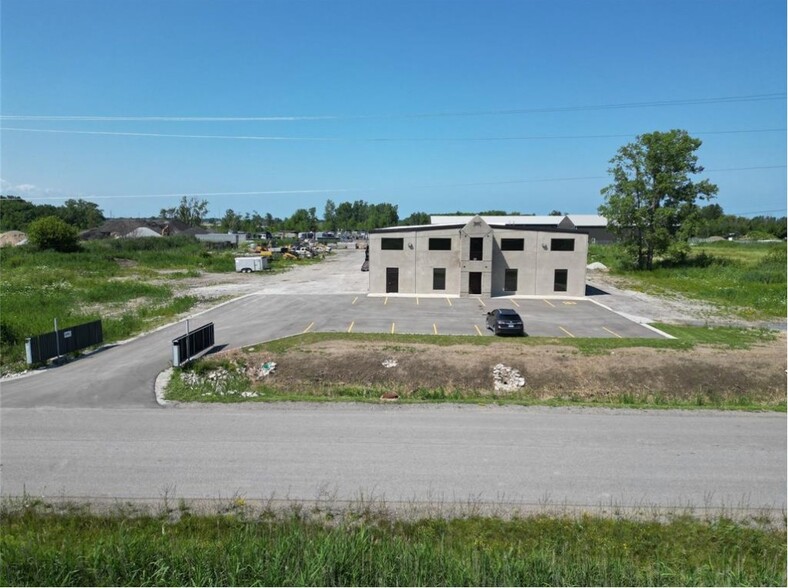 540 Gladwish Dr, Sarnia, ON for lease - Building Photo - Image 2 of 6