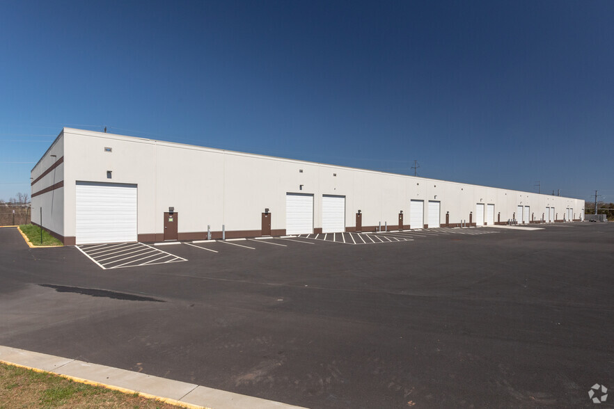 42722 Trade West Dr, Sterling, VA for lease - Building Photo - Image 3 of 4