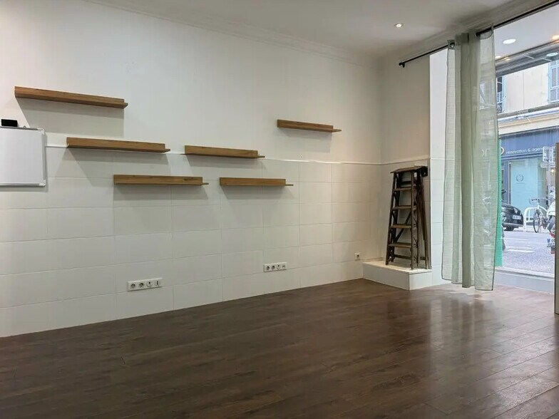 Retail in Nice for lease - Interior Photo - Image 2 of 8