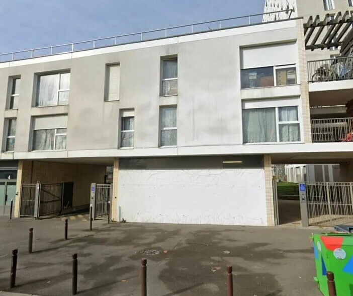 Retail in Stains for lease - Building Photo - Image 3 of 4