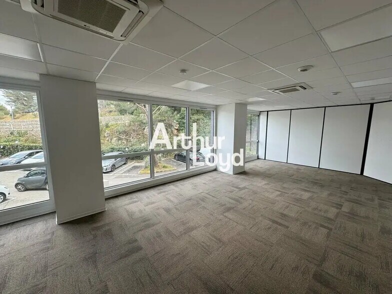 Office in Valbonne for lease - Interior Photo - Image 3 of 22