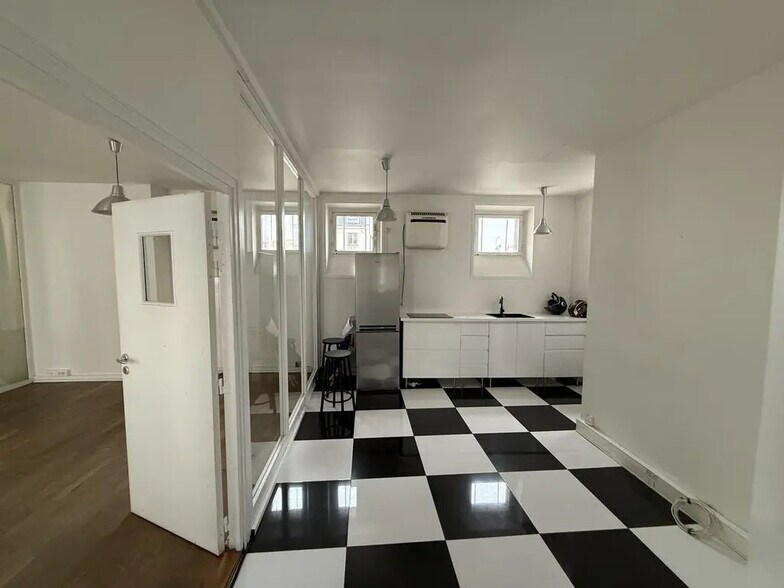 Office in Paris for lease - Interior Photo - Image 2 of 9