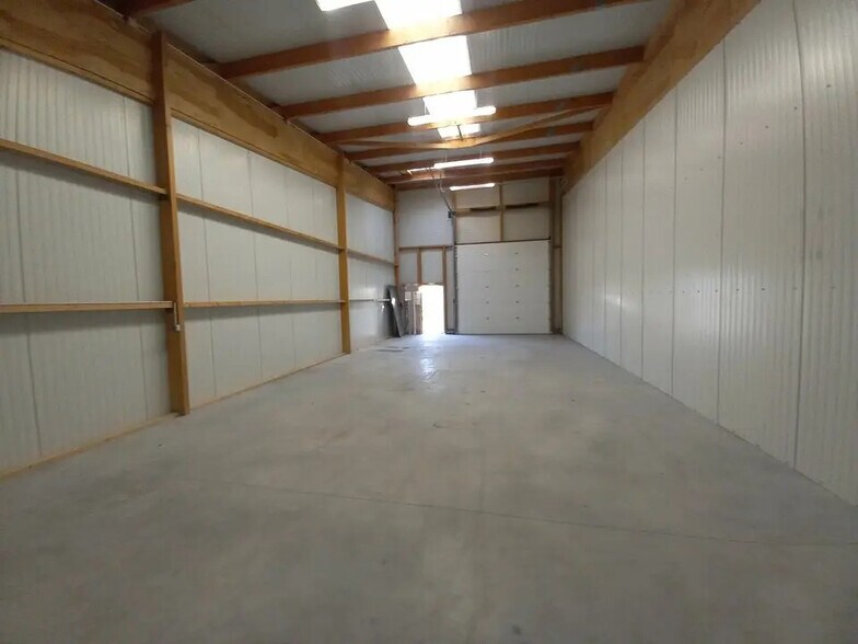 Flex in Saint-André-sur-Orne for lease - Building Photo - Image 3 of 5