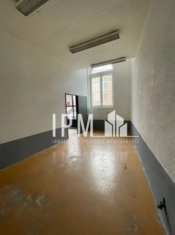 Flex in Marseille for lease - Interior Photo - Image 3 of 7