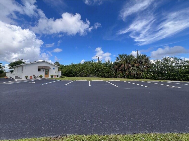 180 Rio Villa Rd, Punta Gorda, FL for sale - Building Photo - Image 2 of 39