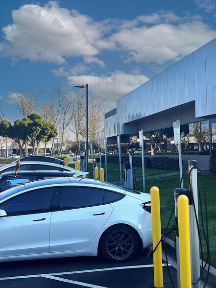 501-575 Chesapeake Dr, Redwood City, CA for lease - Building Photo - Image 2 of 3