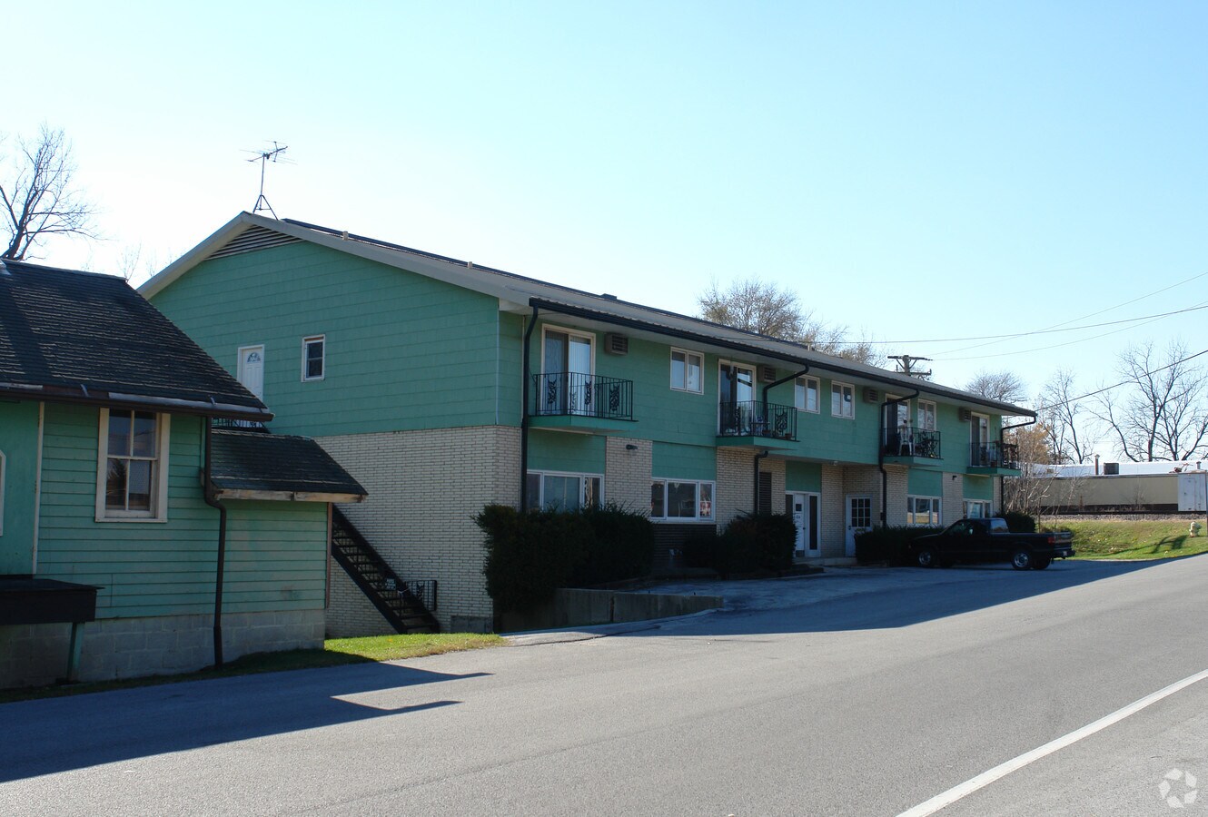 534 1st St, Crete, IL 60417