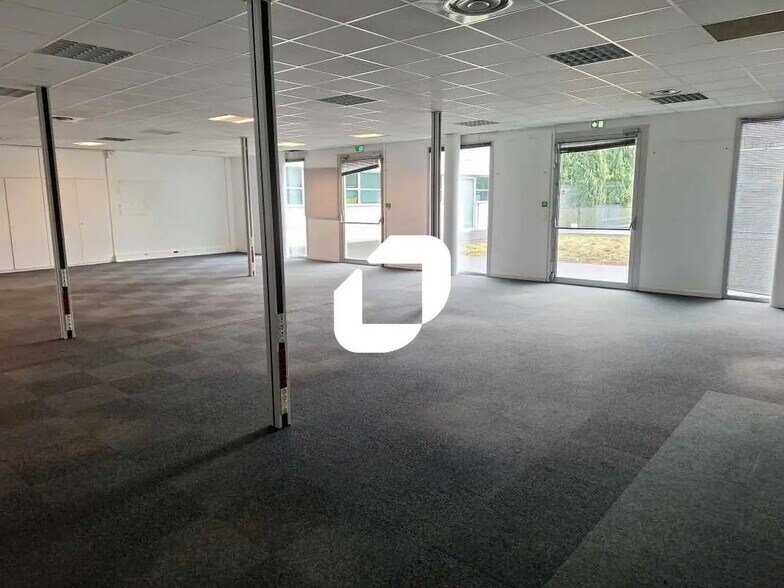 Office in Bordeaux for lease - Interior Photo - Image 3 of 7