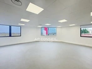 Office in Saint-Germain-en-Laye for lease Interior Photo- Image 2 of 3