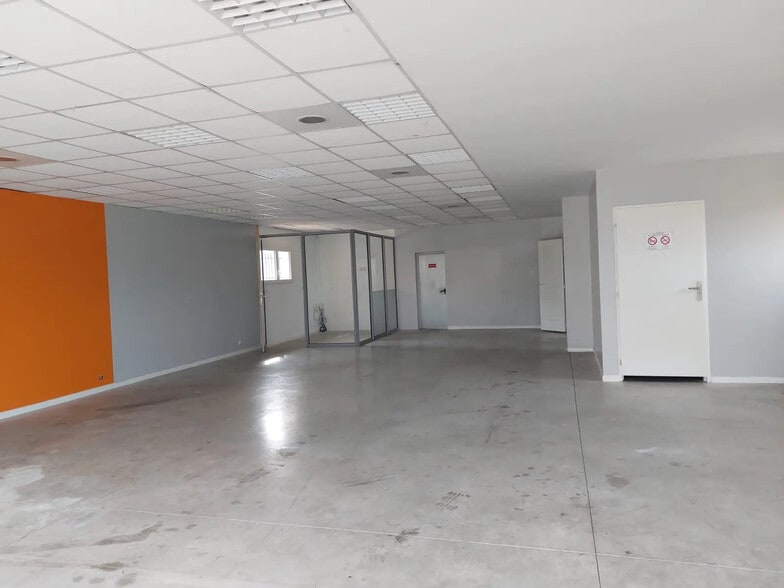 Flex in Saint-Cyr-sur-Mer for lease - Interior Photo - Image 3 of 6