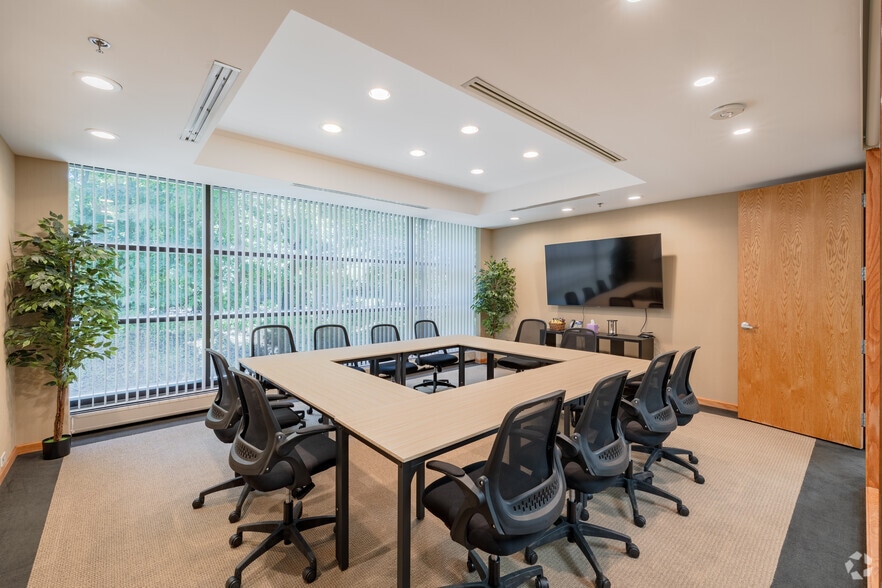 40900 Woodward Ave, Bloomfield Hills, MI for lease - Building Photo - Image 1 of 21