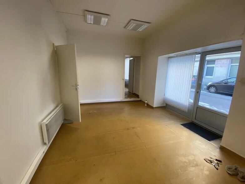 Retail in Nantes for lease - Interior Photo - Image 2 of 4