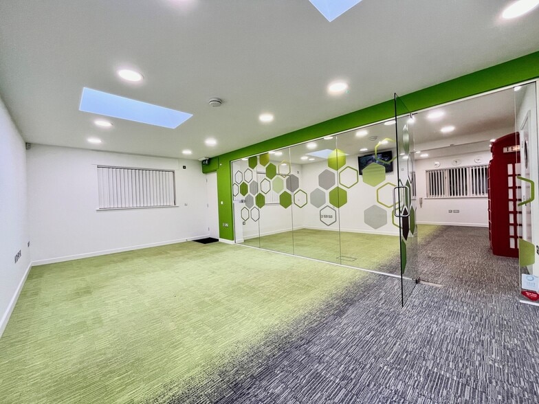 Squirrel Ln, Northampton for sale - Primary Photo - Image 1 of 1